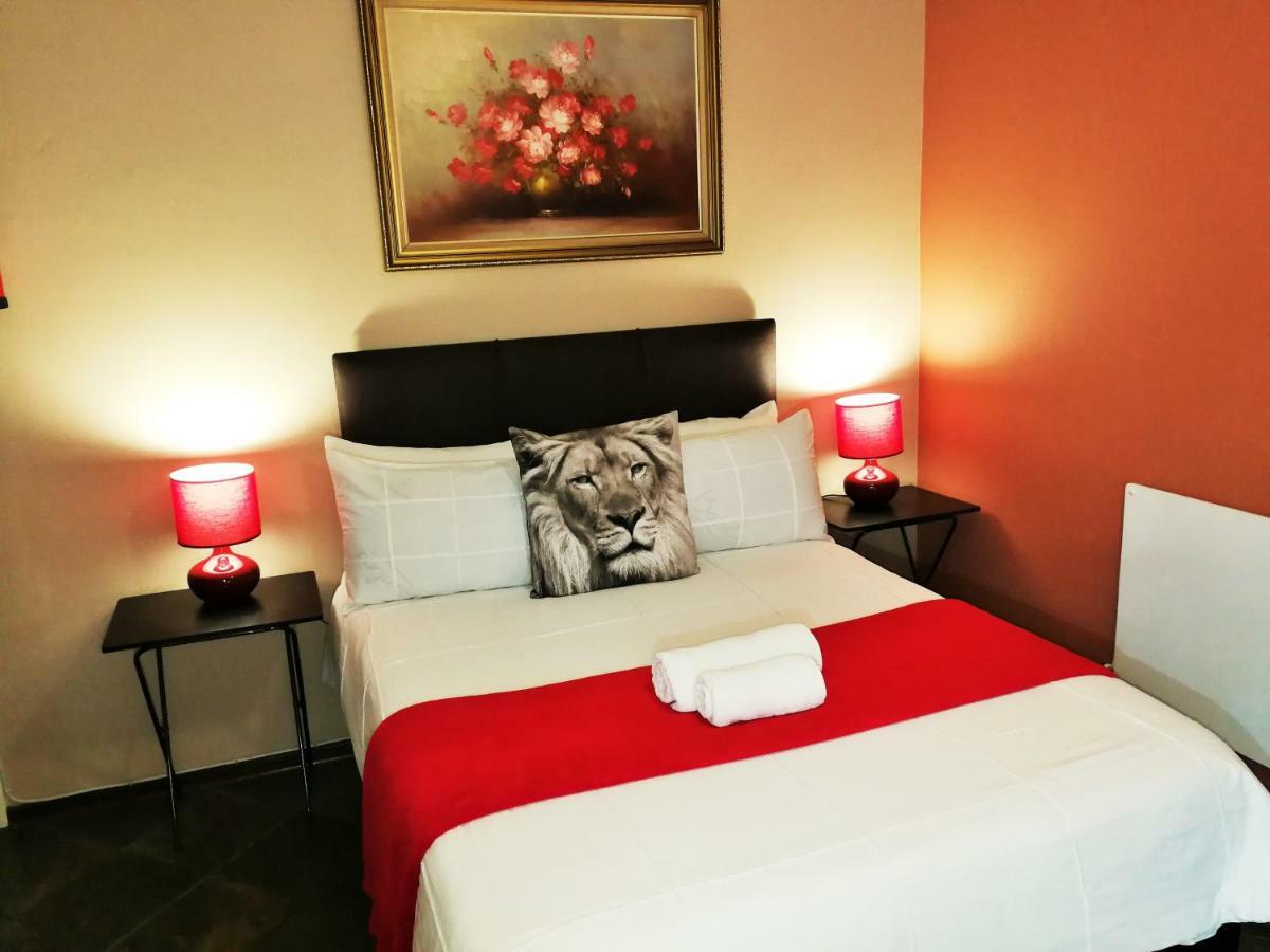 Safari Guesthouse Vryburg Exterior photo