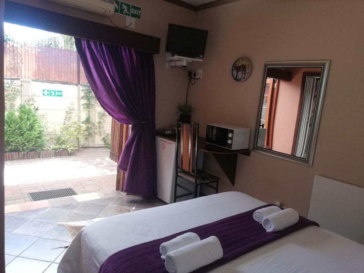 Safari Guesthouse Vryburg Exterior photo