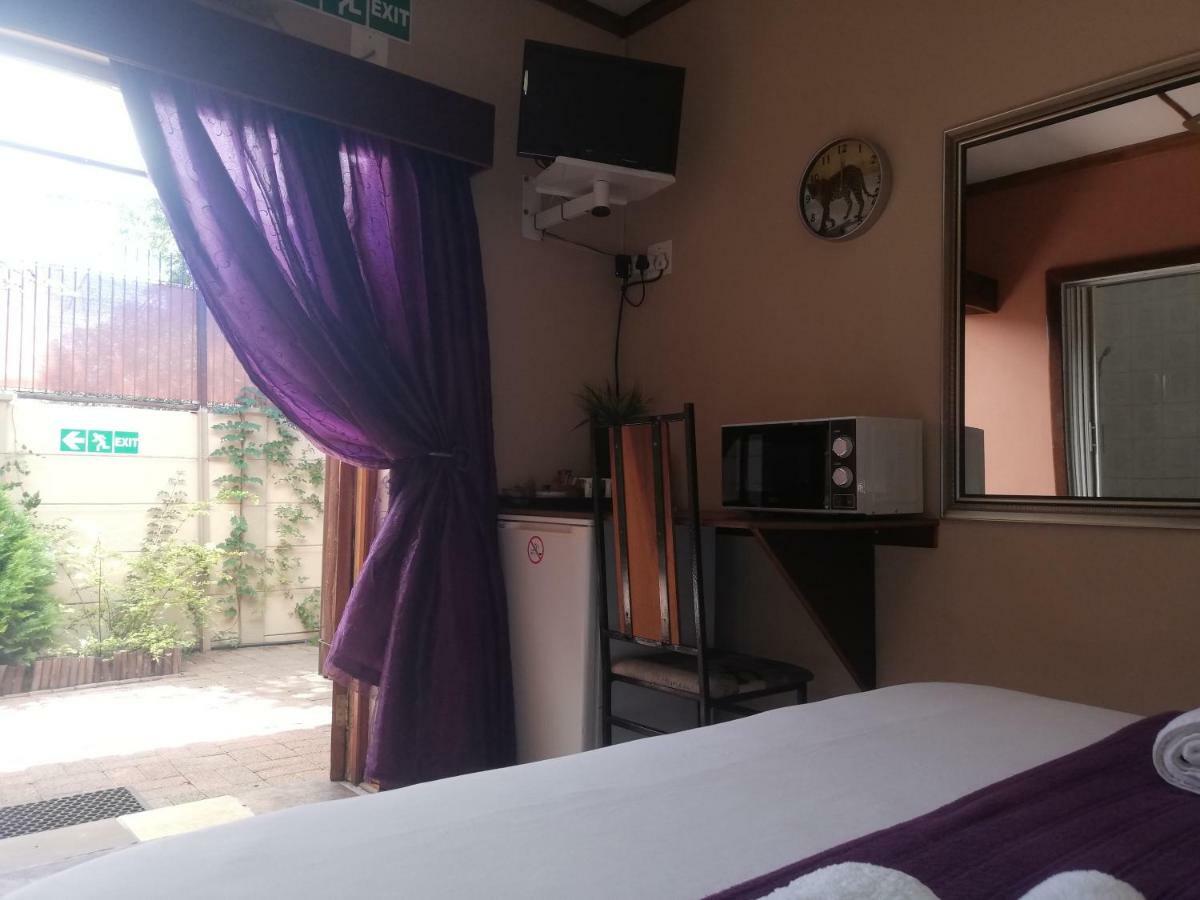 Safari Guesthouse Vryburg Exterior photo