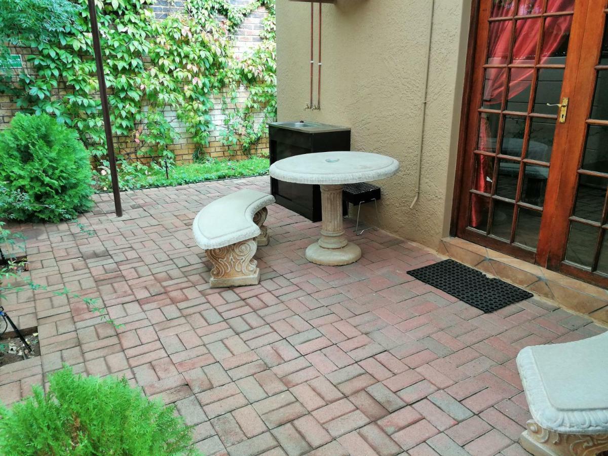 Safari Guesthouse Vryburg Exterior photo