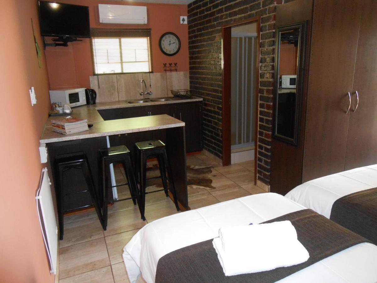 Safari Guesthouse Vryburg Exterior photo